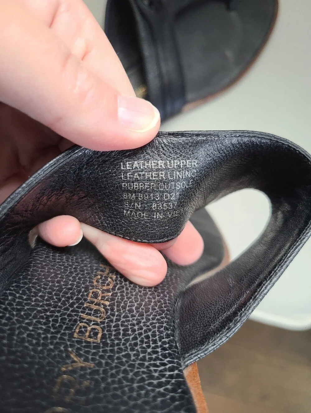 Tory Burch Carson Thong Welt Sandals In Black Pebbled Leather